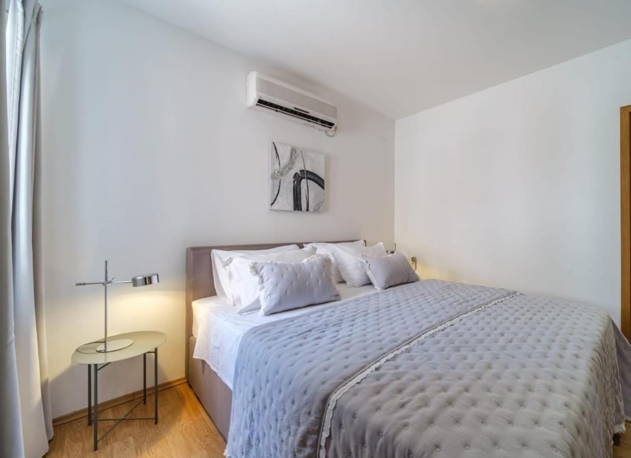 Villa Tm With Private Heated Pool, Poolhouse & Private Garage 밀나 외부 사진