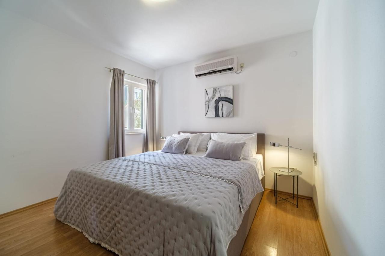 Villa Tm With Private Heated Pool, Poolhouse & Private Garage 밀나 외부 사진