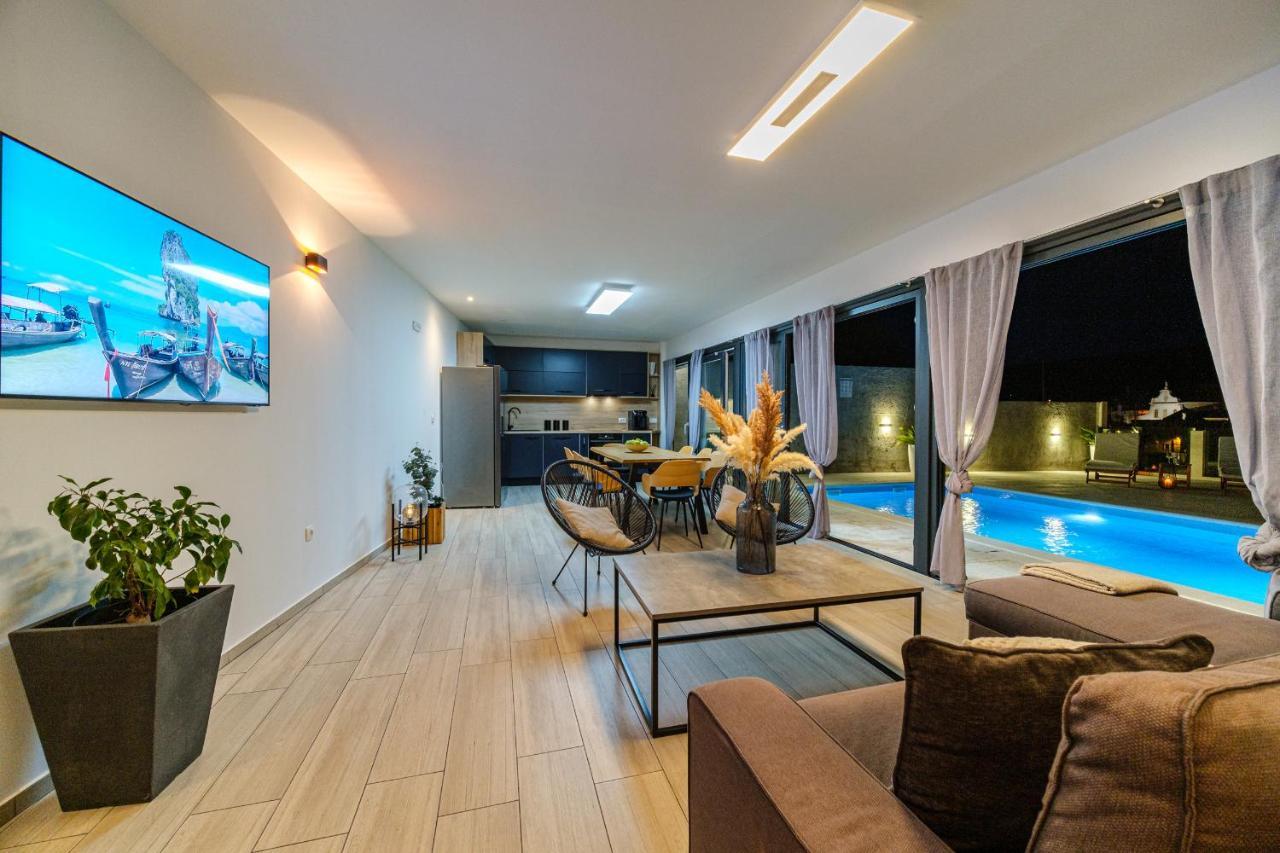 Villa Tm With Private Heated Pool, Poolhouse & Private Garage 밀나 외부 사진